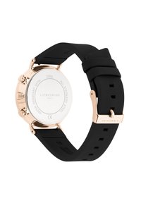 Rozenkleurig roestvrijstalen horloge met een zwart silicoenen band, zilveren wijzerplaat en drie zijknoppen. Kenmerkt een gegraveerde merknaam en waterbestendigheid.