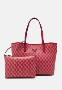 Sac fourre-tout à carreaux rouges avec des poignées noires et une pochette assortie plus petite, tous deux ornés d'un motif texturé et de détails en logo doré.