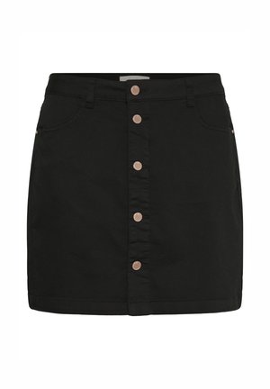 Fekete farmer miniszoknya elülső gombos záródással, övbújtatókkal és oldalzsebekkel, fehér háttéren bemutatva.