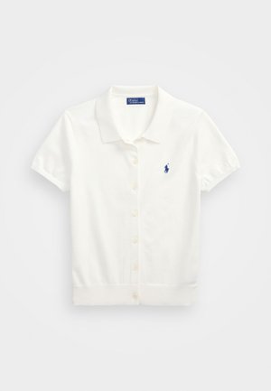 Balts īsās piedurknes polo krekls, veikts no kokvilnas, ar pogu aizdari priekšā, klasisku apkakli un mazu zilu logotipu kreisajā krūtī.