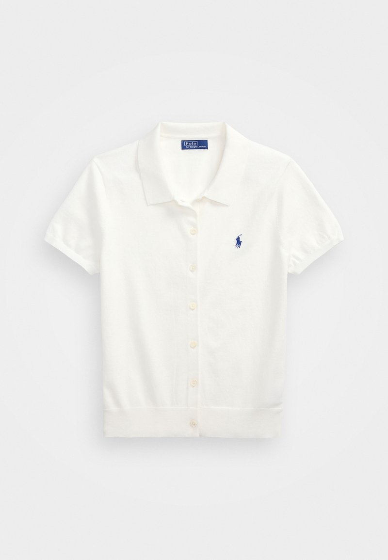 Polo shirt blanc à manches courtes en coton, avec un devant à boutons, un col classique et un petit logo bleu sur la poitrine gauche.