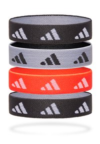 Vier elastische Haarbänder in Schwarz, Grau, Rot und Orange, mit einem wiederholten Logo-Muster in kontrastierenden Farben, aus glattem, texturiertem Stoff.