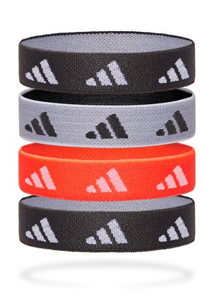 Vier elastische Haarbänder in Schwarz, Grau, Rot und Orange, mit einem wiederholten Logo-Muster in kontrastierenden Farben, aus glattem, texturiertem Stoff.