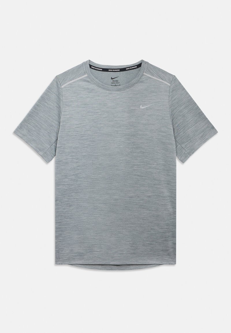 Γκρι κοντομάνικη μπλούζα Nike για τρέξιμο με στρογγυλή λαιμόκοψη, ύφασμα που απομακρύνει την υγρασία και διακριτική υφή. Μικρό λογότυπο στο στήθος.