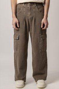 Braune Cargo-Hosen aus hochwertiger Baumwolle mit lockerer Passform, zwei Seitentaschen und einem klassischen Knopfverschluss an der Taille.