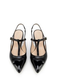 Zapatos de tacón negro con diseño slingback, puntera puntiaguda, parte superior de piel y un acabado brillante. Presenta un diseño de tira en T y detalle de hebilla ajustable.