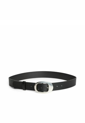 Ceinture en cuir noir avec boucle ovale argentée, posée à plat sur fond blanc, montrant les trous de réglage et la boucle de ceinture.