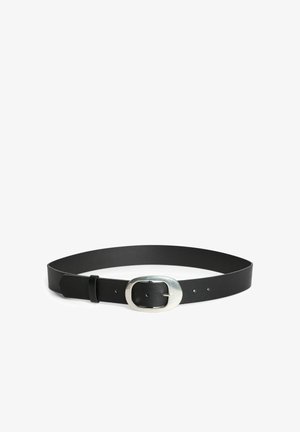 Ceinture en cuir noir avec boucle ovale argentée, posée à plat sur fond blanc, montrant les trous de réglage et la boucle de ceinture.