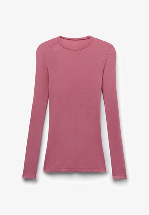 Pull en tricot côtelé à manches longues de couleur rose pâle, col ras du cou, présenté à plat sur un fond blanc.