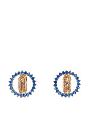Aranyszínű fülbevalók, középen Szűz Mária medállal, amit kék kristályok vesznek körbe kör alakú foglalatban.