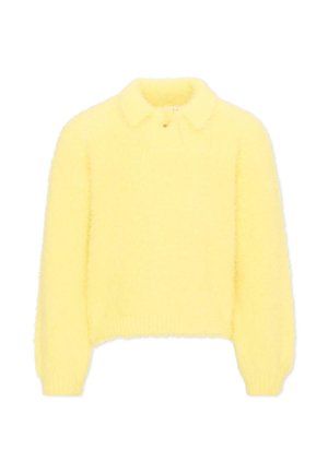 Pull doux jaune flou à manches longues avec un col et un seul bouton à l'encolure.