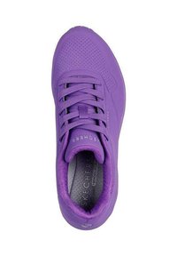 Chaussure de sport violette avec une tige synthétique lisse, un design perforé, des lacets plats et une semelle intérieure rembourrée portant l'inscription "Memory Foam".