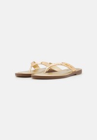 Gylne flip-flops med teksturert stropp, flat såle og brun gummisåle. Minimalistisk design, egnet for uformell bruk.
