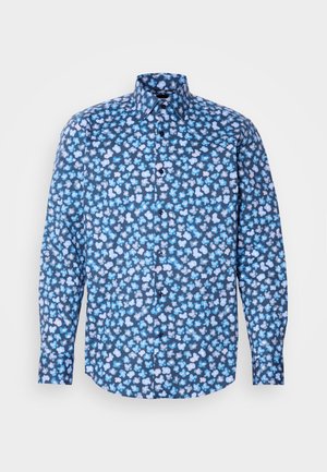 Langermet skjorte i mørkeblått stoff med et spredt mønster av lyseblå og hvite blomster, med spiss krage og knappefront.