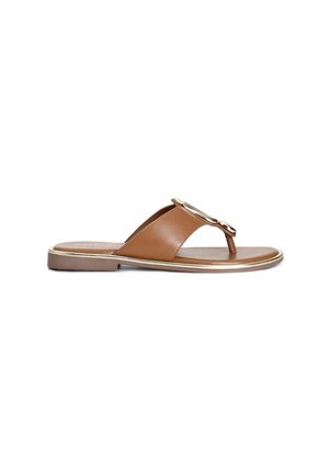 Sandalo in pelle marrone con design a infradito, accessori in tonalità dorata, suola piatta e un leggero bordo metallico.