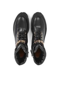 Botas negras de cuero hasta el tobillo con un cuello acolchado y herrajes en tono dorado con una hebilla ajustable. Cordones y diseño de puntera redonda.