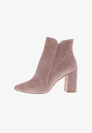 Hellrosa Wildleder-Stiefelette mit spitz zulaufender Zehenpartie und Blockabsatz, mit einem dezenten wellenförmigen Saum oben.