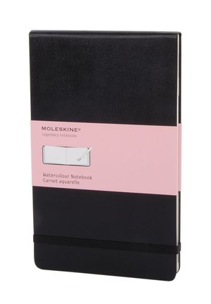 Quaderno acquerello Moleskine nero con etichetta rosa, chiusura con elastico e piccola illustrazione di pennello acquerello sulla banda frontale.