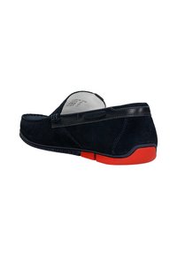 Námořnické sametové slip-on boty s hladkým černým koženým akcentem. Gumová podrážka má červený detail na patě, lehký design.