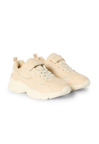 Sneaker atletiche beige con pannelli in rete e sintetici, con lacci e cinturino in Velcro, suola spessa e linguetta al tallone, mostrate affiancate.