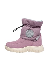 Botas de tobillo moradas con una parte superior acolchada y suave, suela de goma y cordón ajustable. Presentan un parche con el logotipo y tejido texturizado.