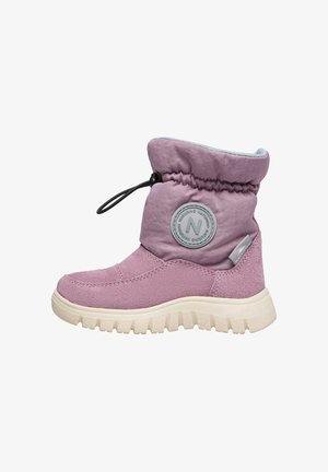 Fialové kotníkové boty s měkkým prošívaným svrškem, gumovou podešví a nastavovací šňůrkou. Obsahují logovou nášivku a texturovanou látku.