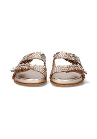 Sandalias deslizantes de color beige tejido con correas dobles que presentan cristales decorativos, una plantilla metálica plana y una suela de goma texturizada.