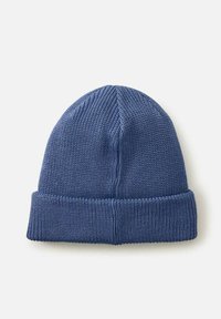 Blå strikket hue med en rullet kant, der har et tekstureret stof og glat finish, designet til at sidde tæt på hovedet.