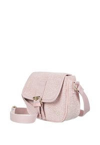 Růžová kordurová kabelka přes rameno s klopou, nastavitelným popruhem a zlato-tonovaným kováním. Vyznačuje se texturovaným povrchem a jemným značením.