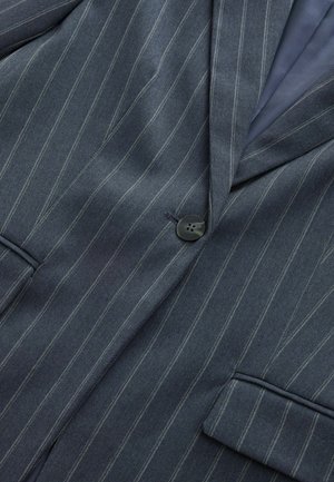 Sacou dintr-un material texturat, cu dungi navy, cu un singur nasture negru, rever cu margini drepte și căptușeală netedă.
