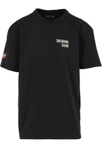 Čierne bavlnené tričko s krátkymi rukávmi, okrúhlym výstrihom a bielym nápisom "TOUCHDOWN SEASON" na prednej strane; nášivka s logom na rukáve.