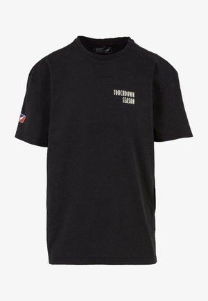Czarna bawełniana koszulka z krótkim rękawem, okrągłym dekoltem i białym napisem "TOUCHDOWN SEASON" na przodzie; naszywka z logo na rękawie.