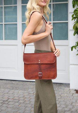 Gusti Leder, ANDY 11" - Schoudertas - braun
