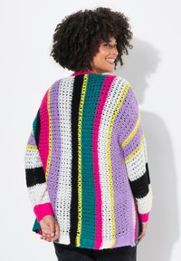 Gehaakte cardigan met opvallende strepen in paars, zwart, wit, roze en teal. Open ontwerp met lange mouwen en ribgebreide manchetten.