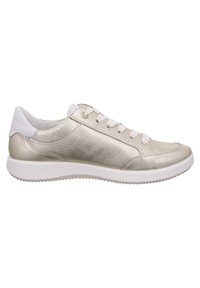 Metalen gouden sneaker met een gladde leren bovenkant, witte accenten, ronde neus en een witte rubberen zool met een gestructureerd profiel.