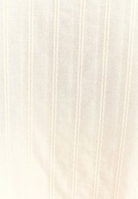 Leichtgewichtiger Stoff mit vertikalen, schmalen Streifen in hellem Creme. Strukturierte Oberfläche mit subtilen Nähten, die sich über den Stoff verteilen.