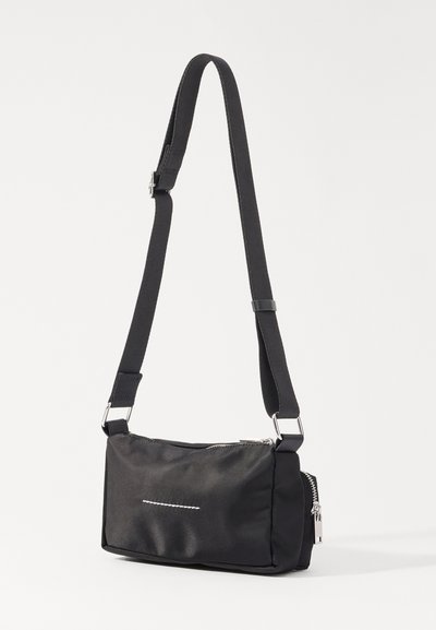 MM6 Maison Margiela POCKETS CROSSBODY BAG - Torba čez telo - black