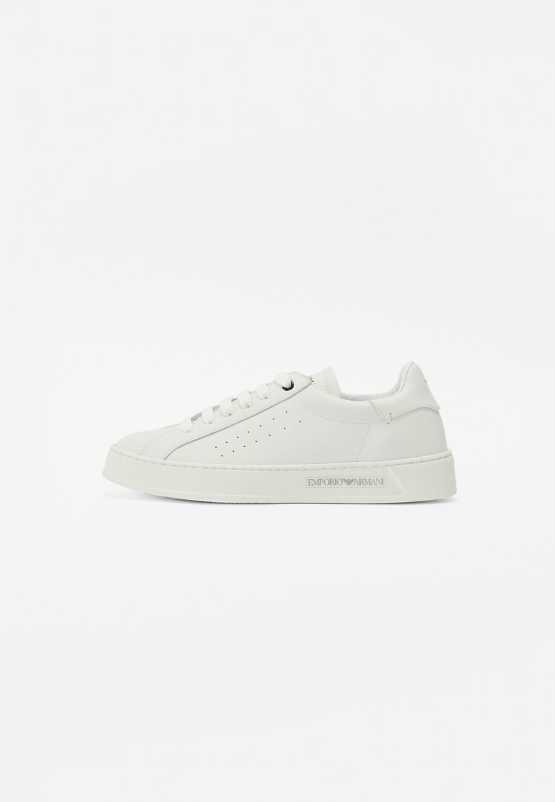 Hvite lær sneakers med en glatt finish, rund tå, perforerte detaljer på siden og en merket gummisåle.
