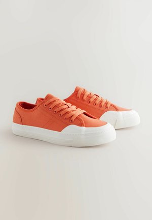 Orange Leinenschuhe mit weißen Gummisohlen und Zehenkappen, ausgestattet mit flachen Schnürsenkeln und minimaler Gestaltung für ein klassisches Design.
