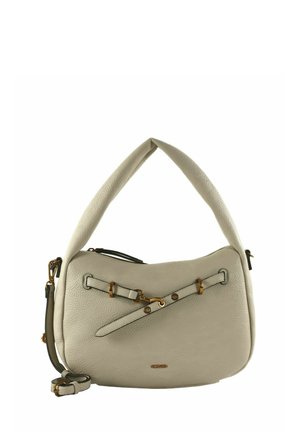 Sac à main en cuir beige avec une poignée incurvée, une sangle décorative à l'avant avec des fermoirs dorés, et une bandoulière amovible sur fond blanc.