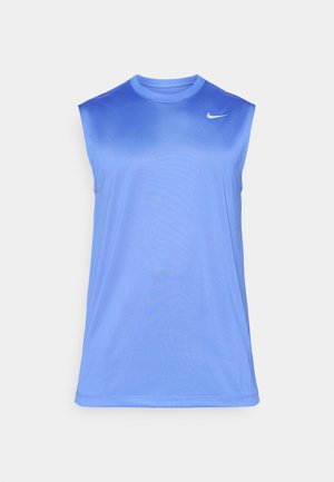 Käeauguta sporditopp helesinisest polüestrist. Omab ümmargust kaelust, sujuvat tekstuuri ja väike valge Nike logo vasakul õlal.