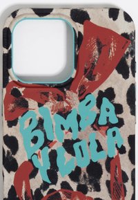 Funda de teléfono con un estampado de leopardo beige, diseño de cinta roja y letras en turquesa brillante que dicen "BIMBA Y LOLA". Superficie texturizada.