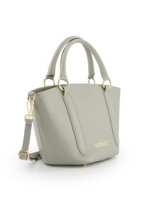 Sac à main en cuir gris avec deux poignées supérieures, bandoulière amovible, accents en métal doré et logo de la marque embossé sur le devant.