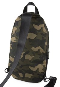 Mochila de camuflaje hecha de tejido duradero; cuenta con una sola correa ajustable, detalles en negro y un bolsillo con cremallera.