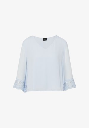 Lichtblauwe blouse met V-hals, 3/4 mouwen eindigend in kantafwerking.