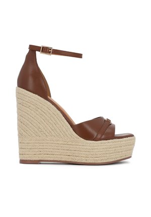 Rudos odinės platformos basutės su kulkšnies dirželiu ir sagtimi, aukštu pynuoto natūralaus pluošto padu.