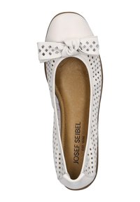 Weiße, perforierte Ballerinas mit einer weichen, geknoteten Schleife an der Zehenpartie, braunem Innenfutter und hellbrauner Außensohle mit einer glatten Textur.