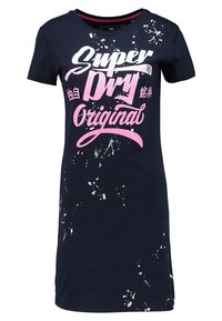 Granatowa sukienka z krótkim rękawem, wykonana z bawełny. Posiada białe wzory w formie splatter oraz wyraźny różowy napis "Super Dry Original". Okrągły dekolt.
