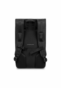 Černý batoh s polstrovaným zádovým panelem, texturovanými popruhy a detaily loga. Disponuje elegantním designem a nastavovacími popruhy pro pohodlí.