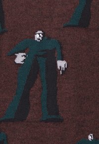 Stickad tröja med en brun bakgrund som har färgglada mänskliga figurer i teal och vitt, som visar olika ställningar och uttryck.